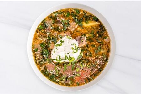 Деревенский суп, говяжьи ребра, овощи, сметана