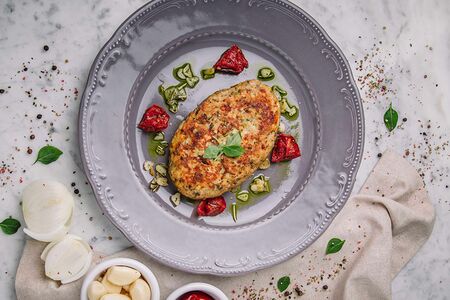 Большая мамина котлета из цыпленка, моццареллы и вяленых томатов