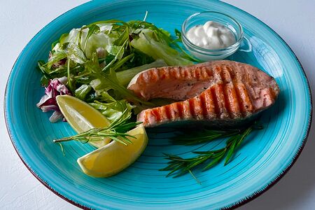 Красная рыба гриль со свежими овощами и соусом тартар