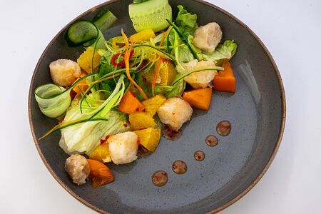 Салат с морскими гребешками