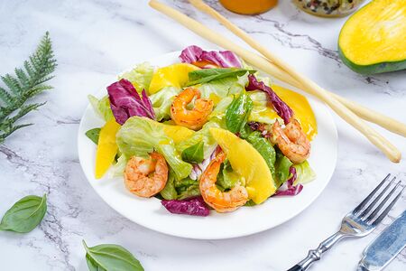 Зеленый салат с креветками и манго