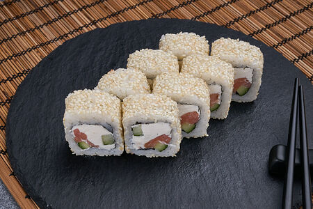 Ролл Калифорния с копченым лососем