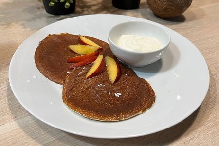 Панкейки из протеина с фруктами и йогуртом