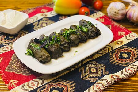 Долма в винoградных листьях