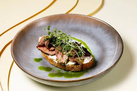 Брускетта с ростбифом