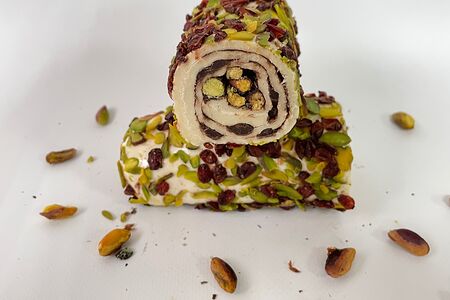 Молочно-шоколадный лукум с фисташкой и барбарисом