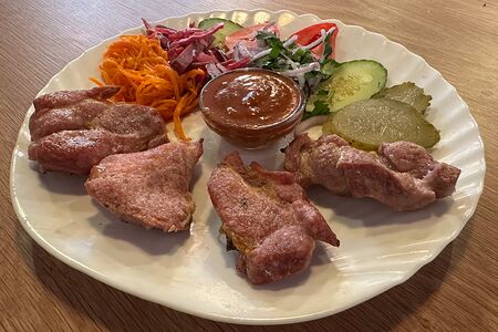 Шашлык из свинины на тарелке