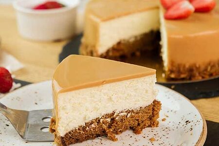 Карамельно-сливочный мини-торт с ананасом, сливочным сыром и соленой карамелью