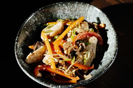 Лапша рамен с курицей в сливочном соусе карри и грибами муэр