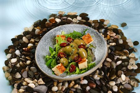 Греческие оливки с томатами и зеленью