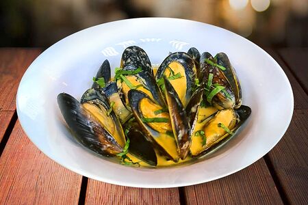 Мидии в створках под соусом Том ям