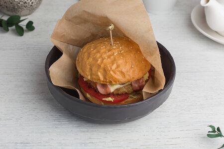 Бургер с цыпленком и жареным беконом