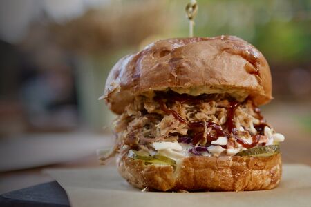 Бургер с рваной свининой