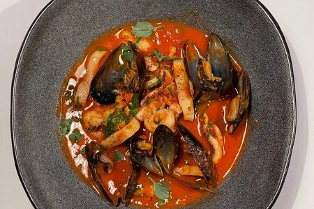 Cioppino с морепродуктам