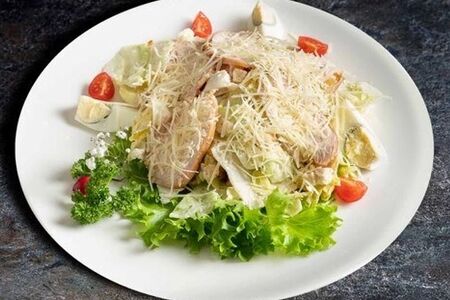 Салат Цезарь с курицей