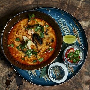 Том Ям с креветками, кальмарами и мидиями