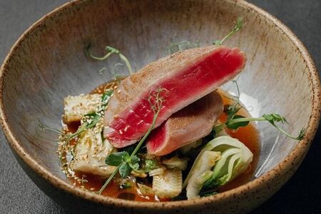 Стейк из тунца с овощами