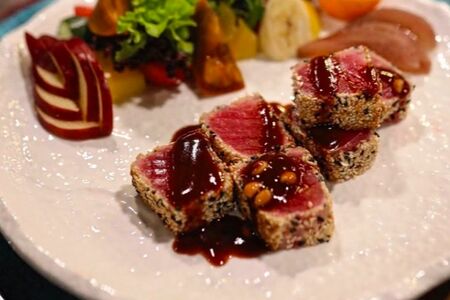 Тунец под устричным соусом с грушей пашот