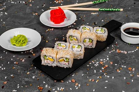 Ролл Калифорния в кунжуте