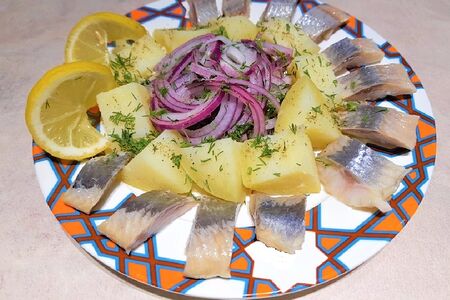 Сельдь с луком и картошкой