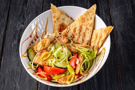 Теплый салат с курицей