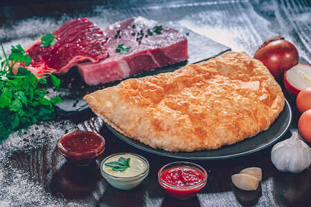 Чебурек со свининой, говядиной и зеленью