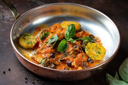 Треска в томатном соусе с картофелем