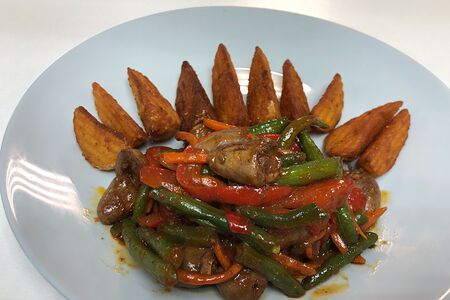 Куриные cердечки в остром соусе с картофелем Айдахо