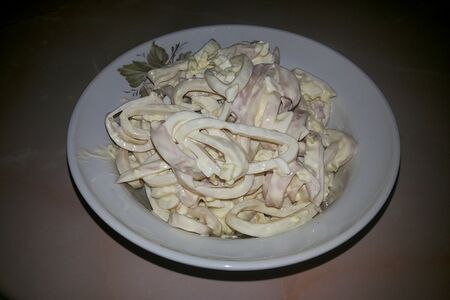 Салат с кальмарами