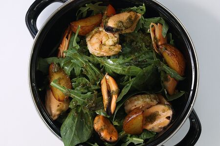 Теплый салат с морепродуктами