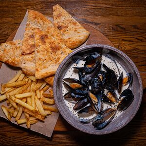 Мидии в соусе блю чиз с картофелем фри и фоккачей