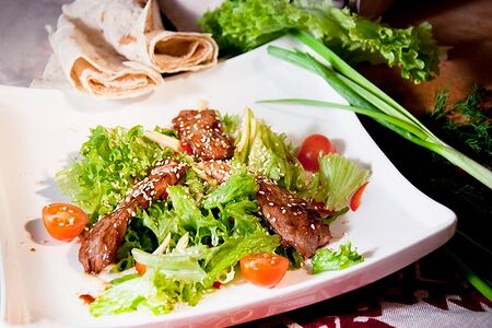 Салат из телятины в соусе терияки