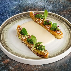 Обжаренный баклажан с соусом из орехов, кориандровый понзу, песто, зелень