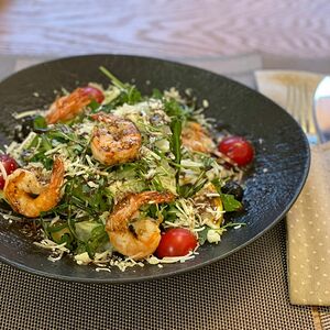 Салат с креветками и рукколой