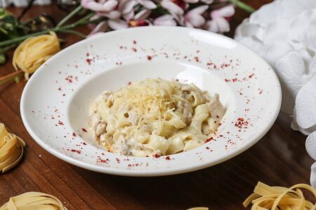 Феттуччине с курицей под сливочным соусом