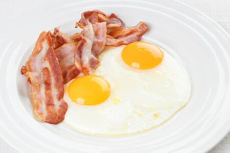 Яичница-глазунья с беконом