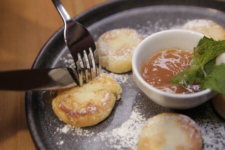 Сырники из фермерского творога с карамельным соусом