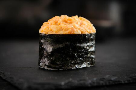 Гункан с гребешком