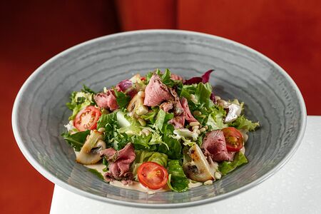 Салат с ростбифом