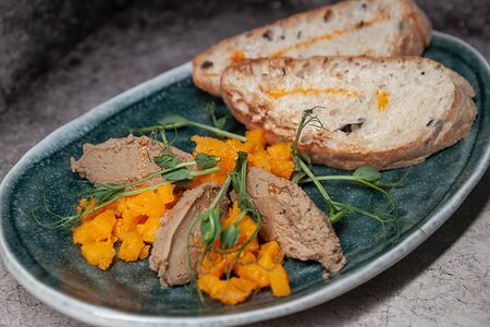Паштет из куриной печени с вареньем из лепестков роз