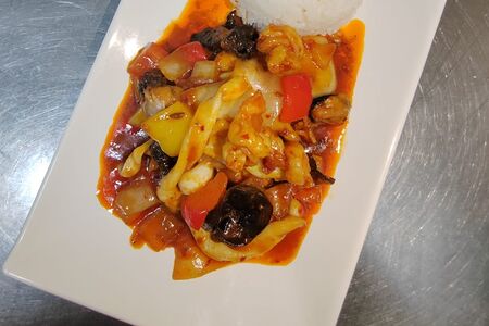 Жареные морепродукты по-сычуаньски и рис