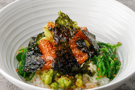 Поке со свежим лососем и сальсой из авокадо