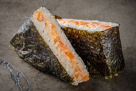 Онигири с лососем