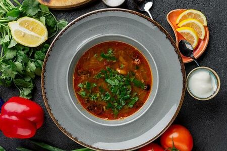 Солянка с двумя видами мяса и охотничьими колбасками