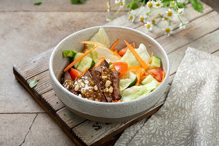 Стейк-салат с говядиной в медово-горчичном соусе