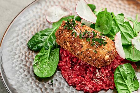 Кордон блю из филе индейки на подушке из свекольного ризотто