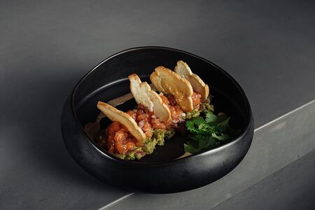 Авторский тартар с лососем и гуакамоле