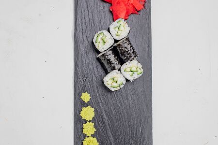 Классический ролл с огурцом