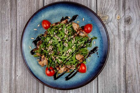 Теплый салат с куриной печенью