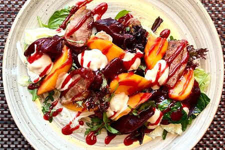 Салат с томленой уткой